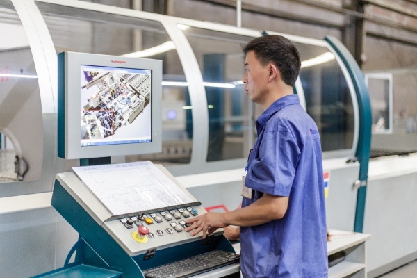 工人通過簡單的控制即可完成全生產過程。企業(yè)供圖