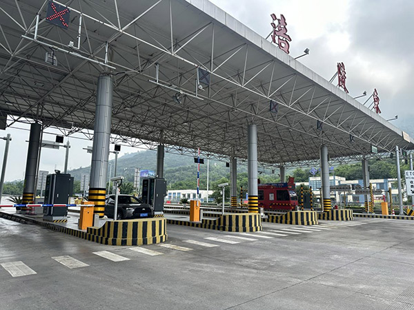 涪陵東收費(fèi)站，車輛正在通過AI數(shù)字人智慧卡機(jī)。中交資管重慶總部供圖
