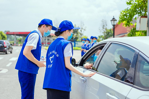 中交藍(lán)馬甲開展志愿者服務(wù)。中交資管重慶總部供圖