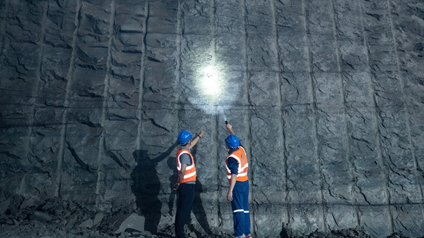 主變室邊墻深孔預(yù)裂爆破效果。徐慎攝