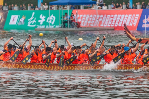 龍舟賽現(xiàn)場(chǎng)。魏瑞攝