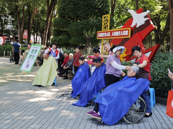 特色服務攤位。楊云攝