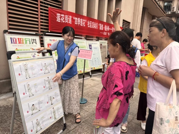 “健康手指操”區(qū)，居民積極嘗試多種趣味手指動作。姚培培攝