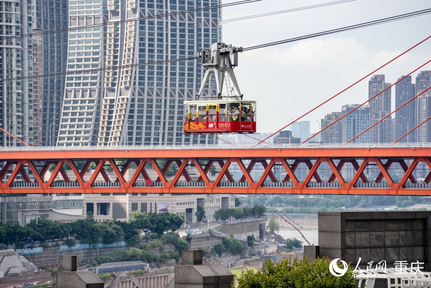 連接南岸區(qū)與渝中區(qū)的重慶長江索道。人民網(wǎng)記者 許崢攝