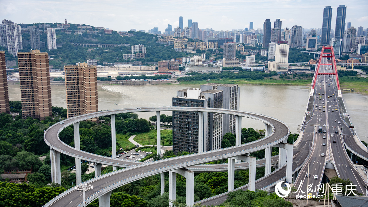 從下浩里老街眺望東水門長(zhǎng)江大橋。人民網(wǎng) 曹欣悅攝