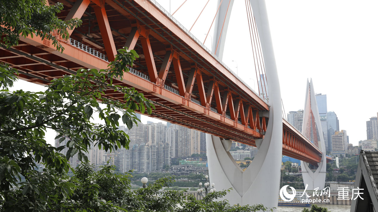 從下浩里老街眺望東水門長(zhǎng)江大橋。人民網(wǎng) 曹欣悅攝
