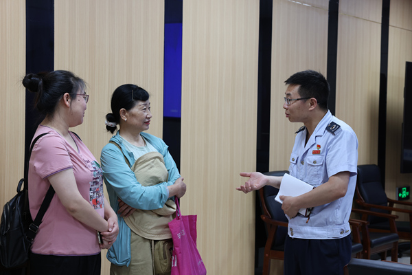 活動(dòng)結(jié)束后，巫山縣稅務(wù)局工作人員解答涉稅專業(yè)服務(wù)機(jī)構(gòu)代表問題。余琦攝