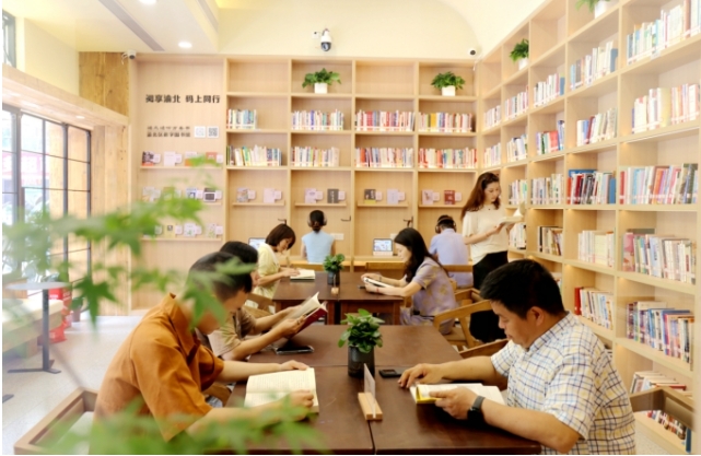 紫薇路城市書(shū)房，社區(qū)居民在安靜閱讀