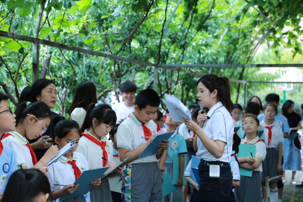 老師現(xiàn)場講解并提問。張源攝