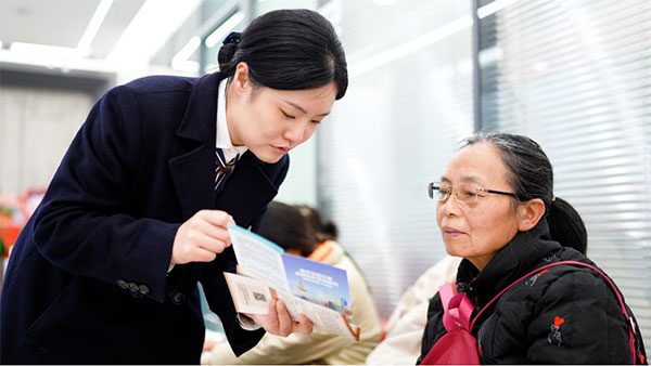 講解金融知識。工行重慶市分行供圖