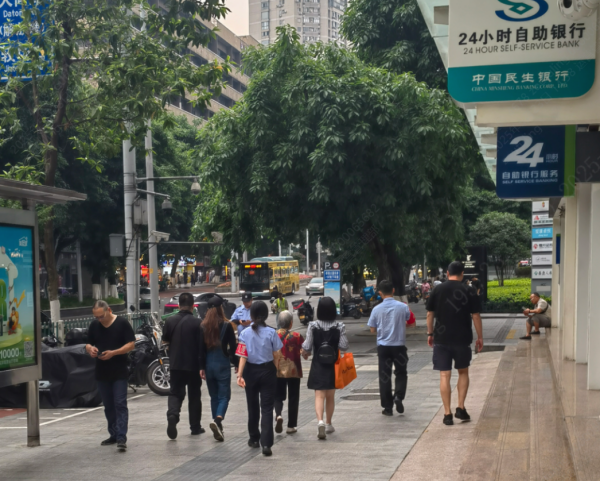 老人在家人和民警的陪同下離開了銀行。民生銀行重慶分行供圖
