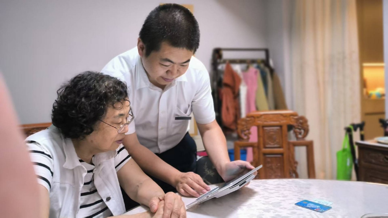 主動為老年群體提供上門服務(wù)。民生銀行重慶分行供圖