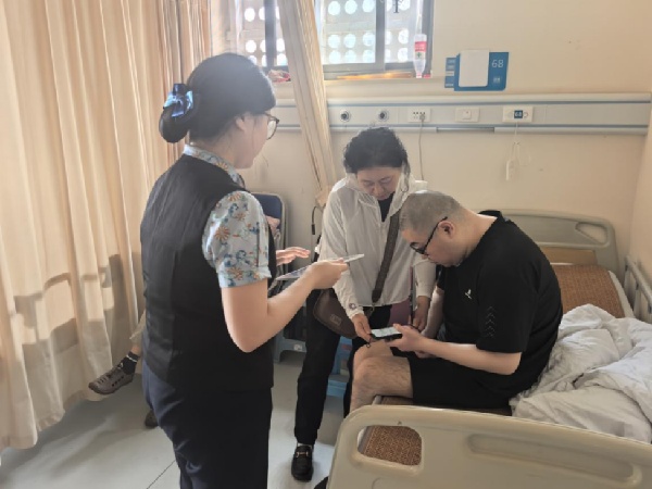 工作人員提供上門服務(wù)。民生銀行重慶分行供圖