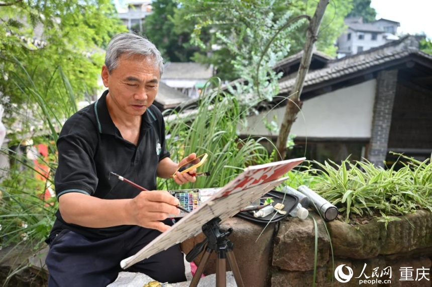 趙建軍在下浩里老街寫生。人民網 鄒樂攝
