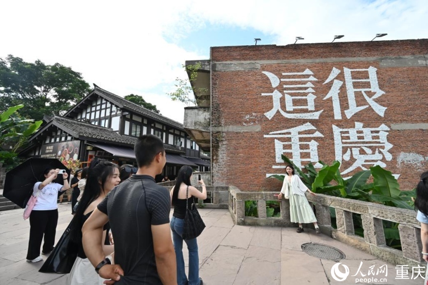 游客們在下浩里老街打卡。人民網 鄒樂攝