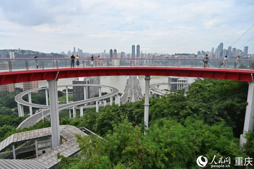 “銅元之光·天空島”城市陽臺觀光。人民網 鄒樂攝