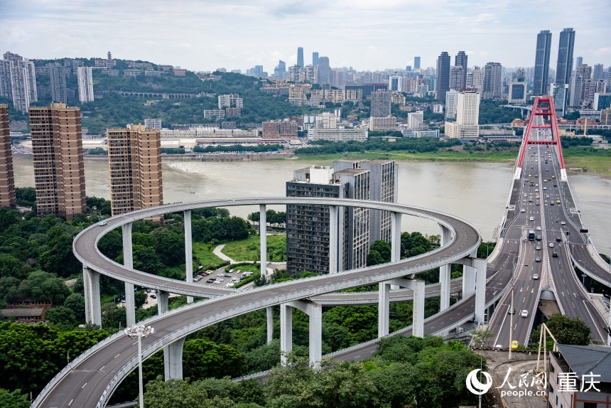 行進(jìn)中國(guó)丨在山水之城感受歷史與現(xiàn)代的交融仲夏時(shí)節(jié)，重慶的山、水、城交相輝映，展現(xiàn)出別樣的風(fēng)采。從南岸區(qū)高處遠(yuǎn)眺，只見奔騰而來(lái)的長(zhǎng)江、嘉陵江在朝天門交匯，形成了獨(dú)特……
