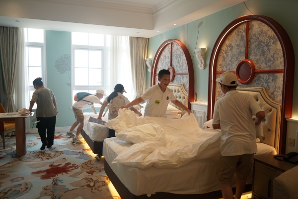 學(xué)生們在酒店疊被子。景區(qū)供圖