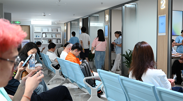 南坪愛爾屈光手術(shù)科等待檢查的近視患者。重慶南坪愛爾眼科醫(yī)院供圖