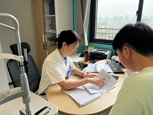 醫(yī)生為近視患者講解視力情況。重慶普瑞眼科醫(yī)院供圖