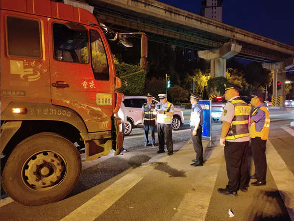 建筑垃圾運(yùn)輸專項(xiàng)整治夜查行動(dòng)現(xiàn)場(chǎng)。巴南區(qū)委宣傳部供圖