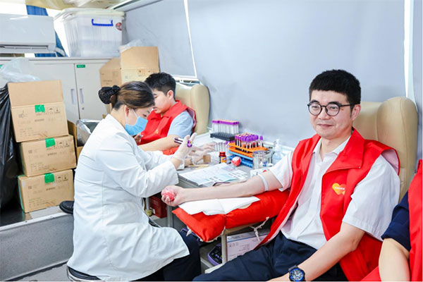 志愿者正在獻(xiàn)血。平安人壽重慶分公司供圖