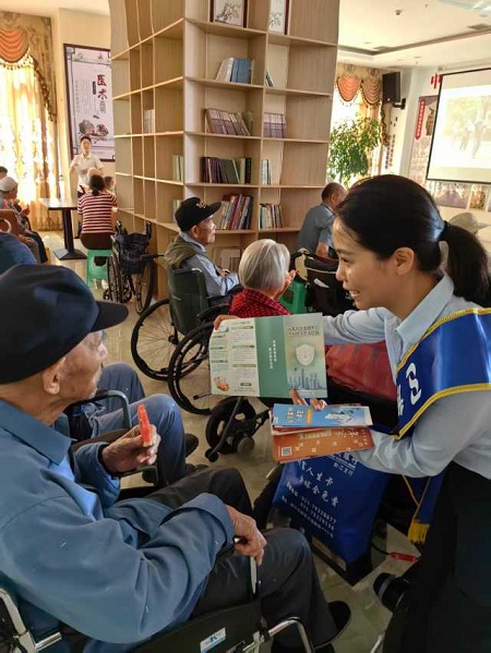 向老年群體開展金融知識(shí)宣講。浦發(fā)銀行重慶分行供圖