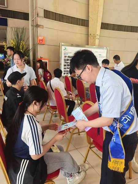 面對(duì)面講解金融知識(shí)。浦發(fā)銀行重慶分行供圖