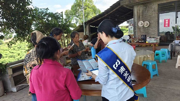 走進村民家中發(fā)放宣傳手冊。浦發(fā)銀行重慶分行供圖