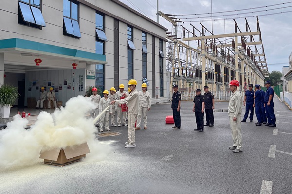 電網(wǎng)員工學習使用滅火器。國網(wǎng)重慶合川供電公司供圖