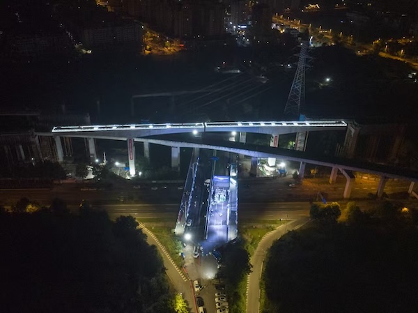 重慶軌道交通首次實(shí)現(xiàn)連續(xù)梁跨越既有軌道交通線路轉(zhuǎn)體。中國電建供圖