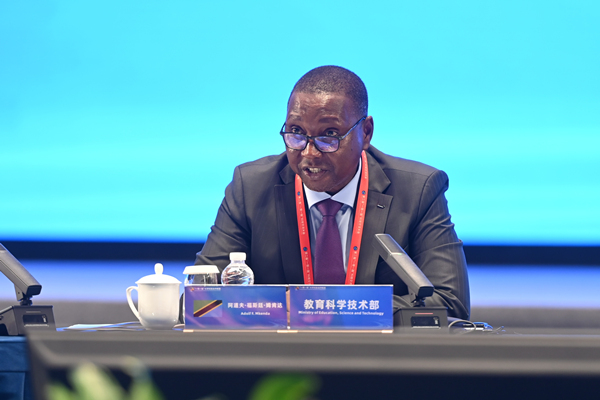 坦桑尼亞教育科學(xué)技術(shù)部部長阿道夫·福斯廷·姆肯達(dá)致辭。陳林?jǐn)z