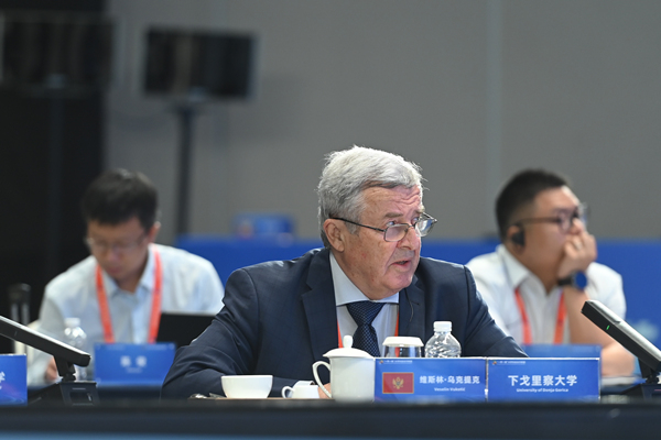 黑山下戈里察大學(xué)校長維斯林·烏克提克發(fā)言。陳林?jǐn)z