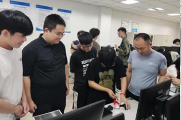 校企雙師同上一門課。重慶工程學(xué)院供圖