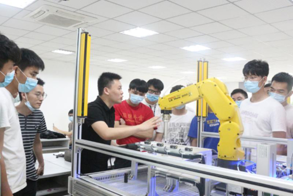 企業(yè)工程師進(jìn)實踐課堂。重慶工程學(xué)院供圖