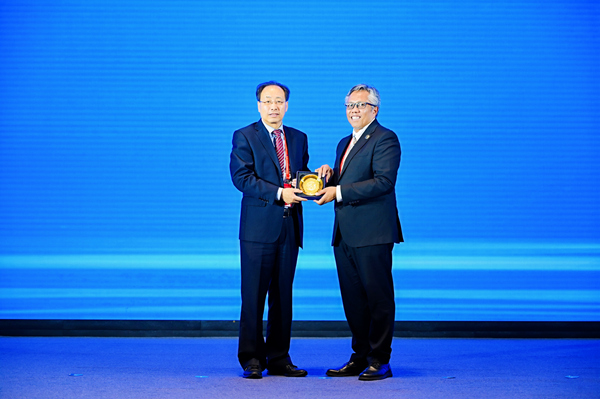 王樹新為印度尼西亞萬隆理工大學(xué)代表授牌。陳林?jǐn)z