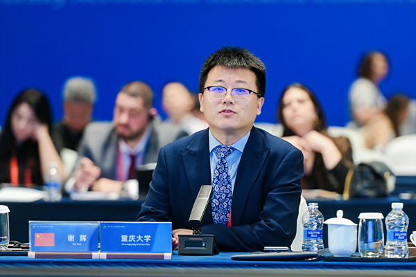 聯(lián)盟副秘書長(zhǎng)，重慶大學(xué)國(guó)際處副處長(zhǎng)、科發(fā)院副院長(zhǎng)謝輝匯報(bào)聯(lián)盟工作進(jìn)展和下一步工作計(jì)劃。陳林?jǐn)z