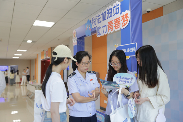 雙選會現(xiàn)場，稅務人員向畢業(yè)生講解就業(yè)創(chuàng)業(yè)相關(guān)稅收政策。吳玉珂攝