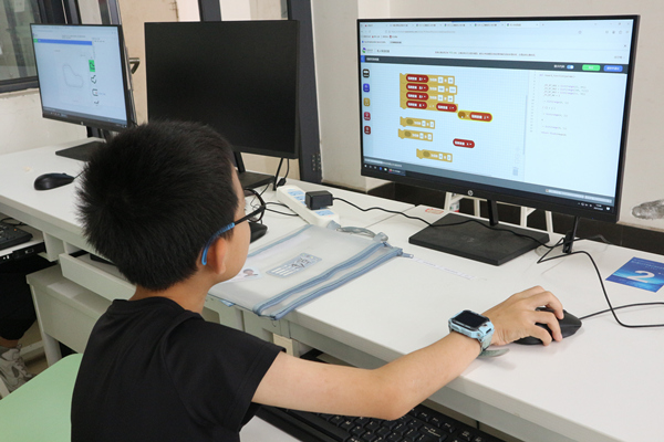 智能無人車賽道中小學(xué)組比賽現(xiàn)場(chǎng)。重慶理工大學(xué)供圖