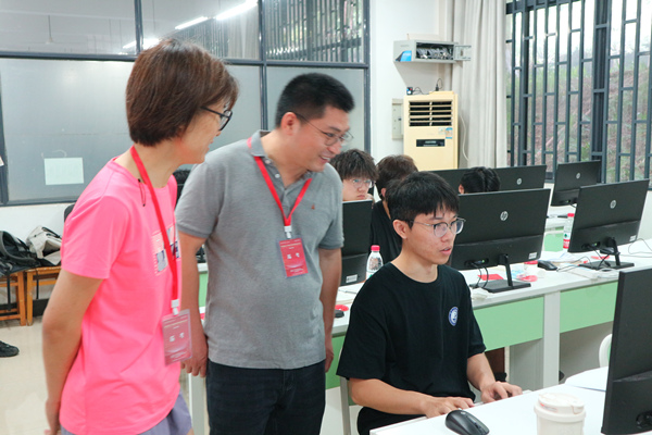 重慶理工大學(xué)計(jì)算機(jī)科學(xué)與工程學(xué)院黨委書記盧玲率專業(yè)教師團(tuán)隊(duì)到現(xiàn)場(chǎng)觀摩賽事。重慶理工大學(xué)供圖