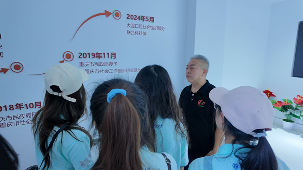 梅明向?qū)W生講述梅明社會工作服務(wù)中心的發(fā)展歷程。重慶理工大學(xué)供圖