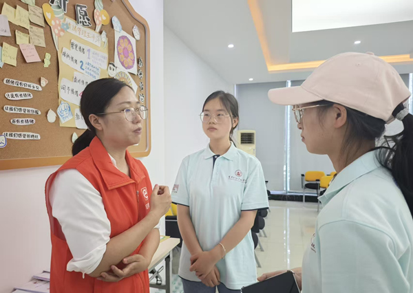 胡其虹和學(xué)生交流實務(wù)經(jīng)驗。重慶理工大學(xué)供圖