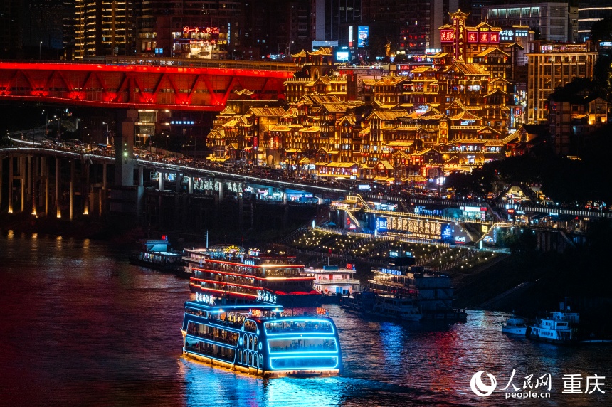 游客乘坐游船觀光重慶兩江夜景。人民網(wǎng) 鄒樂攝