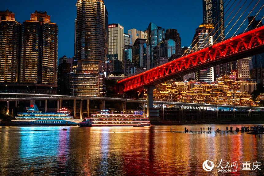 從江北區(qū)遠(yuǎn)眺渝中區(qū)洪崖洞夜景。人民網(wǎng) 鄒樂攝