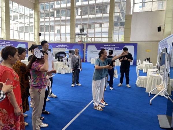 6月14日，前來(lái)觀展的市民正在互動(dòng)體驗(yàn)。主辦方供圖