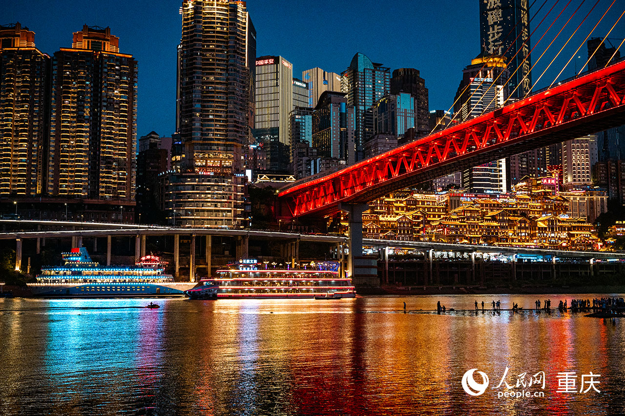 大型觀光游船來(lái)來(lái)往往，美麗的重慶夜景吸引不少游客游覽。鄒樂攝