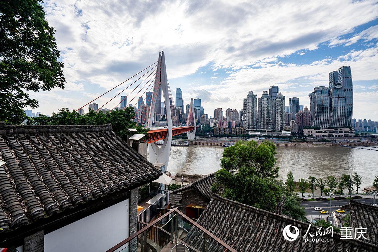 從下浩里老街遠(yuǎn)眺渝中半島。人民網(wǎng)記者 許崢攝