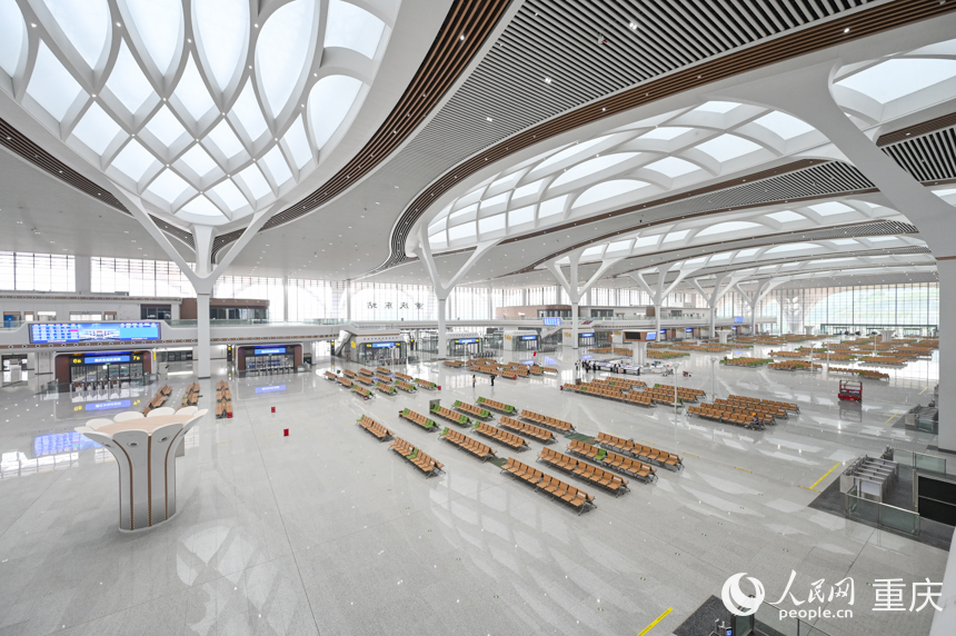 重慶東站候車大廳，屋頂?shù)奶齑霸煨屯鹑糸L江與嘉陵江兩江匯流及水紋交織，寓意山水相連、廣闊通達。人民網(wǎng) 鄒樂攝