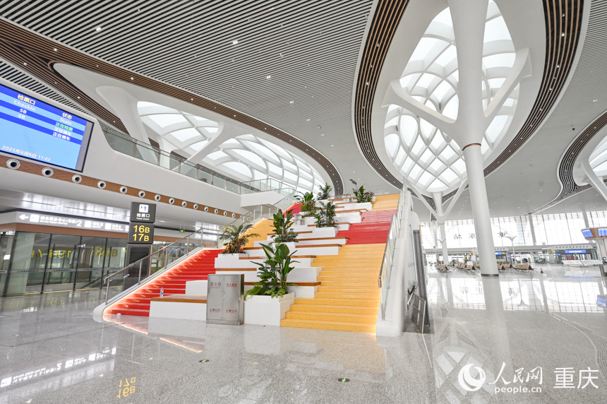 重慶東站候車大廳局部。人民網(wǎng) 鄒樂攝