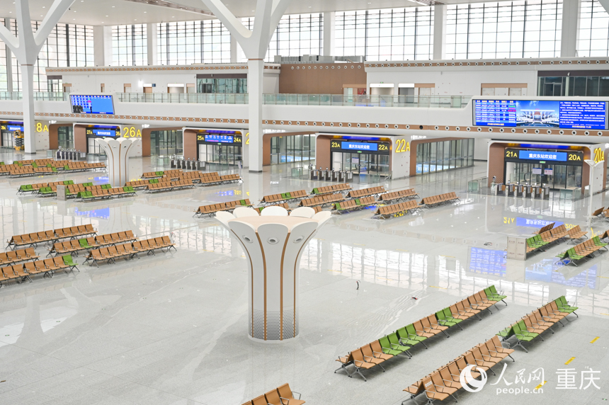 重慶東站候車大廳隨處可見重慶元素，如大廳中央的空調(diào)就以重慶市花山茶花為造型。人民網(wǎng) 鄒樂攝